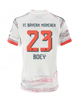 Billige Bayern Munich Sacha Boey #23 Bortedrakt Dame 2025-26 Kortermet
